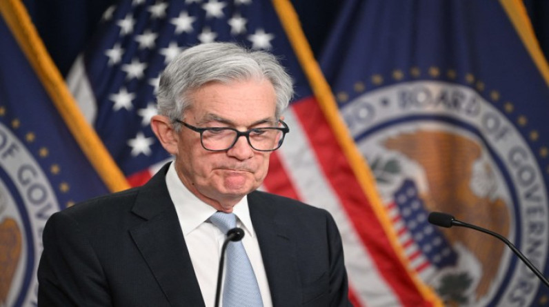 رئيس الفيدرالي الأمريكي يلمح لرفع أسعار الفائدة "فوق التوقعات".. والبيت الأبيض يعلق